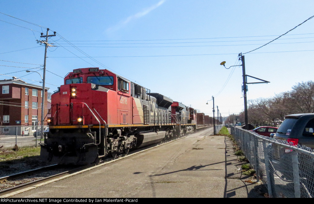 CN 8818 leads train 402 at Rimouski station